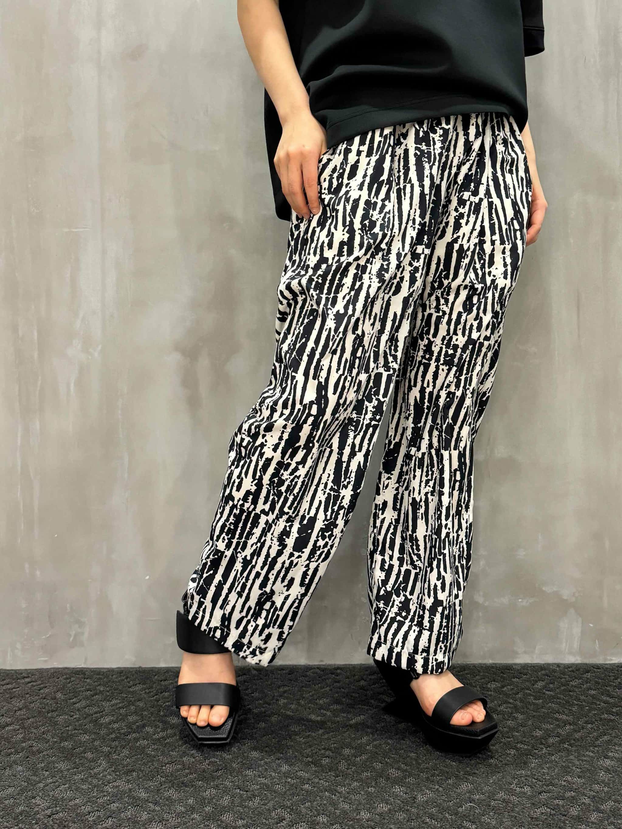 SIWALY fluid（シワリーフルイド）｜Print One-tuck Easy Pants｜524128