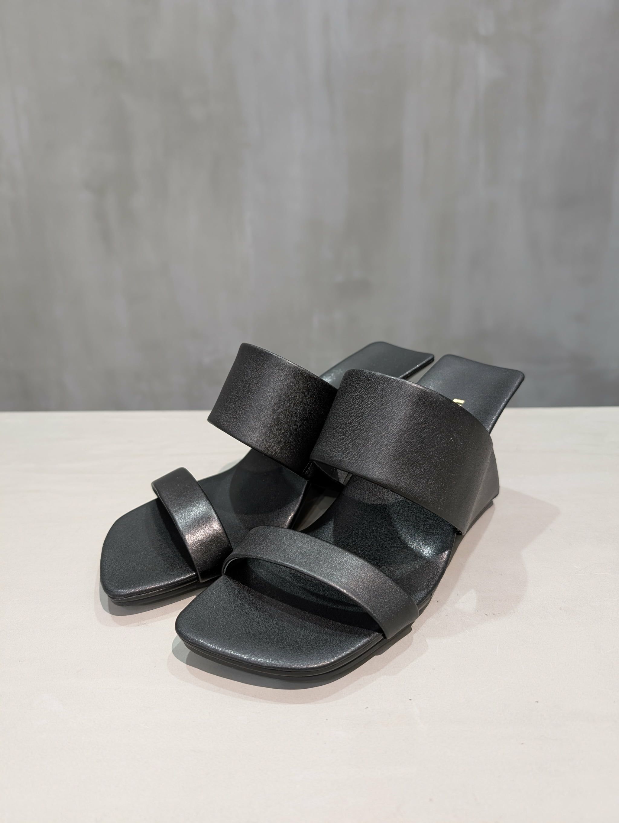 〈極美品〉UNITED NUDE 【22.5】ストラップ パンプス ネイビー 美品】UNITED NUDE ユナイテッドヌード パンプス ネイビー