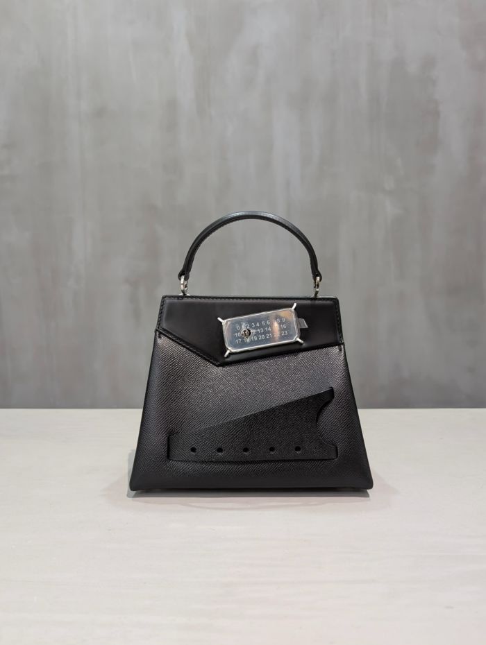 Maison Margiela(メゾンマルジェラ)|Black Leather Small Snatched Hand Bag|S56WG0168P4745