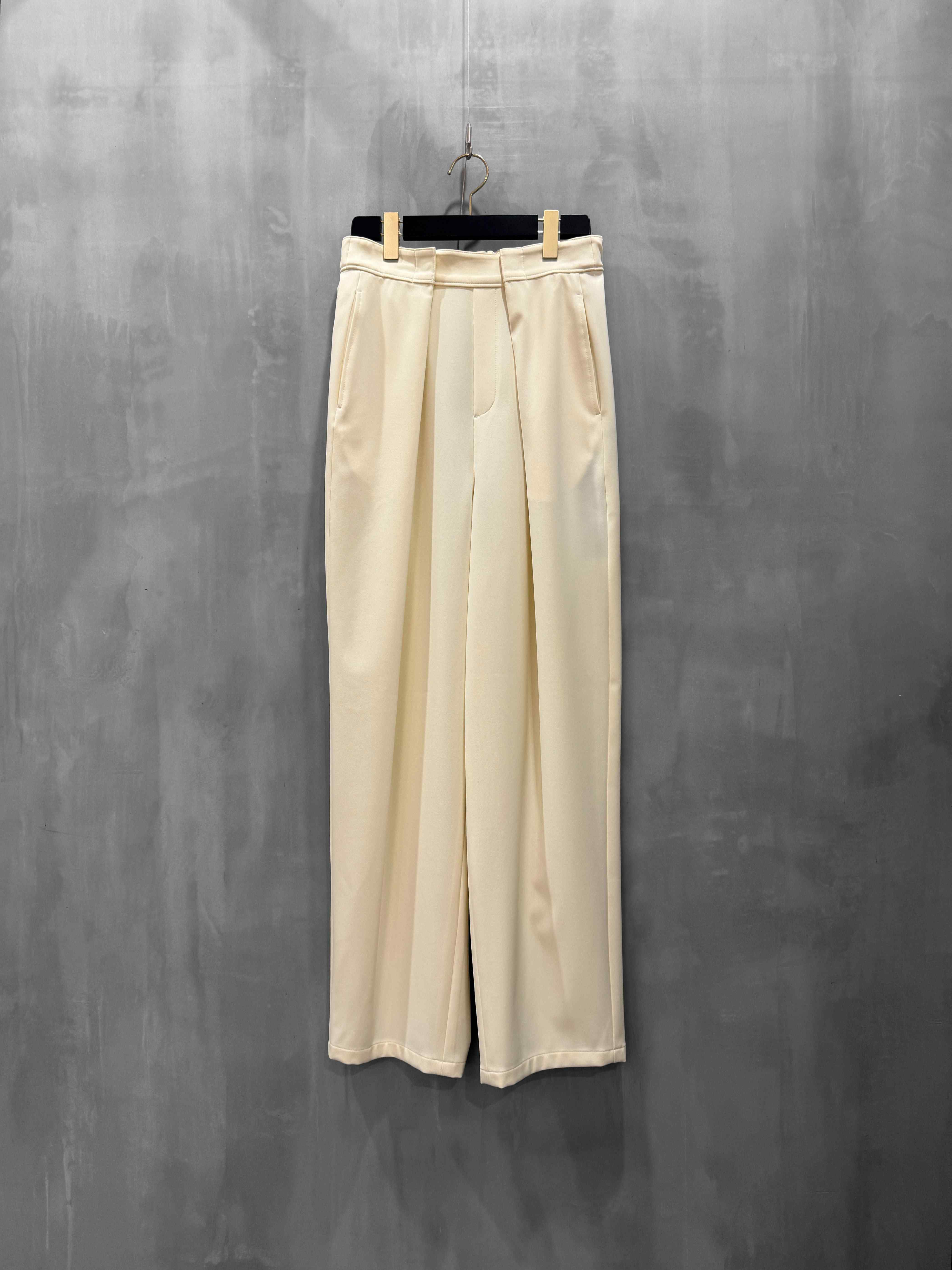 【完売商品】SIWALY fluid シワリーフルイド　ベージュ パンツ 38S 完売商品】SIWALY fluid シワリーフルイド ベージュ パンツ 38S