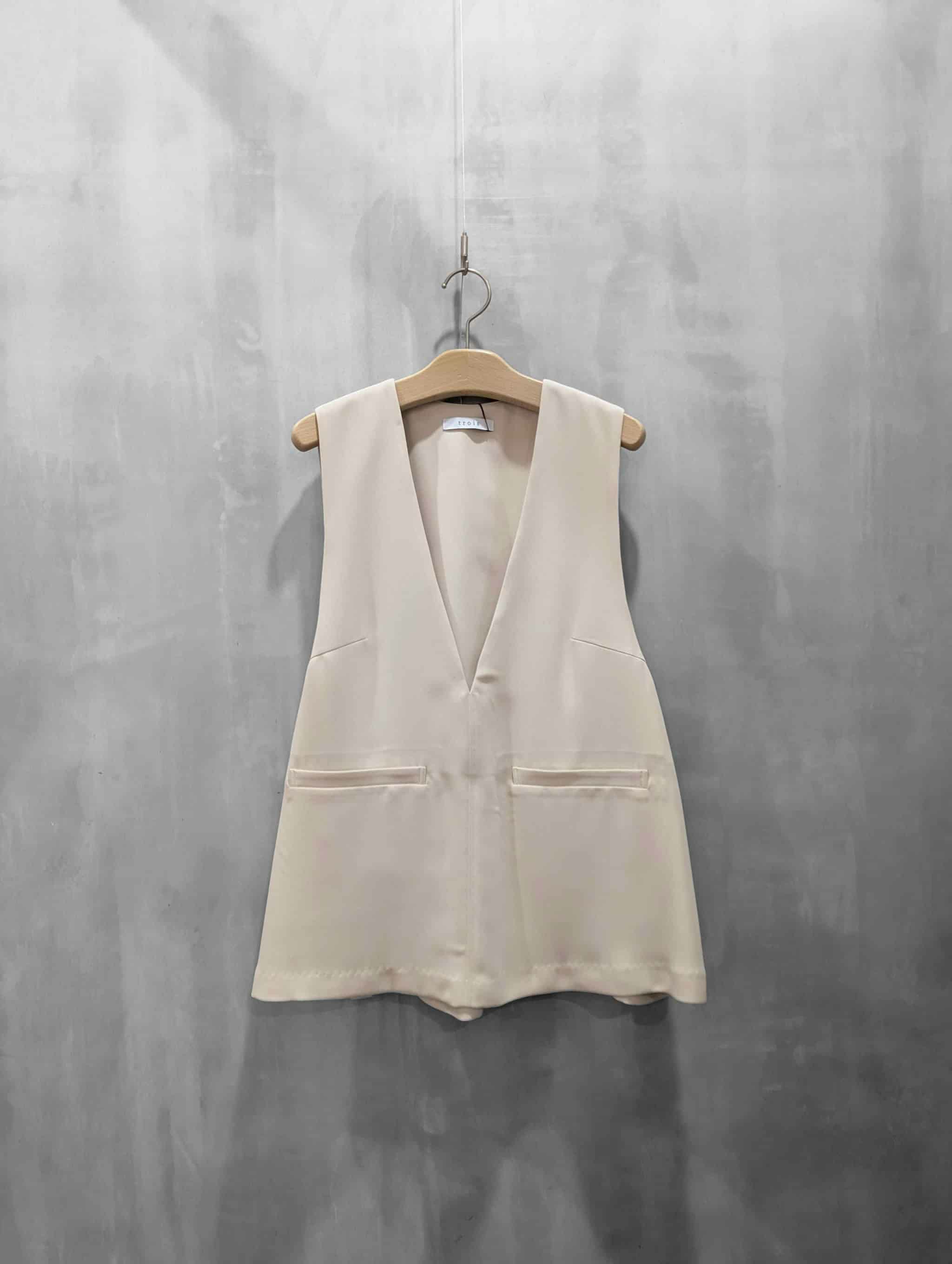 trois(トロワ)|ダブルクロスVネックジレプルオーバー|T261-83003